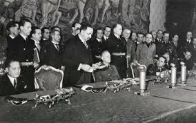 Italia, aunque limitó sus pérdidas al firmar el armisticio con los aliados en 1943, cedió algunos pequeños territorios: La Segunda Guerra Mundial Sutori