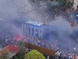 🔵 Inter-Parma | 🚌 Team bus shrouded in flares: official XIs ✅
