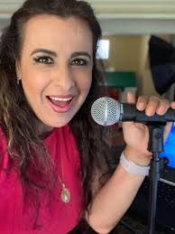 Feliz Sábado!!! Soy Vicky Aguilera y hoy ando en en La Que Buena 105.1 de  10-2pm A quien saludamos?! 😀