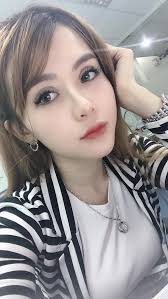 Cô gái áo vàng gây tò mò nhất trong clip của Khoa Pug