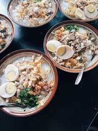 Jus buah, nasi goreng, soto, bubur ayam, kopi/teh/susu 11. Chicken Porridge Bubur Ayam Pak H Amid