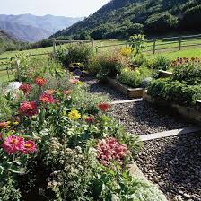 A Garden In The Mountains Beautiful Gardens Little Gardens Building A Raised Garden