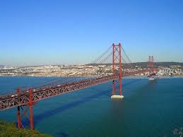 El puente 25 de abril se levanta a orillas del río tajo, en las inmediaciones de lisboa, y fue construido en los años 60 del siglo pasado, siendo el más antiguo de los dos puentes que cruzan el tajo. 25 De Abril Bridge Alchetron The Free Social Encyclopedia