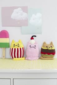 Bernat satin provides a defined stitch when knit or crochet, for beautiful finished projects. Which One Would You Knit First Kitten Knitting Pattern In Mollie Makes How To Knit Craft Book Photo Chat Diy Chat Trop Mignon