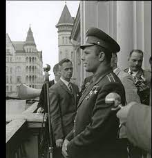 Juri gagarin lensi ensimmäisenä maan kiertoradalla 12.41961. Neuvostoliittolainen Juri Gagarin Vieraili Myos Tampereella Avaruuslentonsa Jalkeen Vuonna 1961 Moro Aamulehti