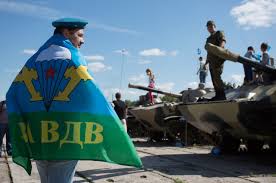 В руках у некоторых из них можно было видеть флаги вдв. Ot Valsa Bronetransporterov Do Fontanov V Rossii I Belarusi Otmechayut Den Vdv Soyuznoe Veche