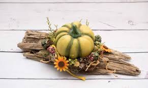 Wunderschone Herbstdeko Bestehend Aus Einem Stuck Schwemmholz Bestuckt Mit Einem Grun Gelben Kurbis Aus Ton Au Herbst Dekoration Herbst Dekor Diy Dekoration