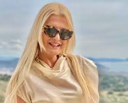 Maybe you would like to learn more about one of these? Marina Patoylh Perase To Pasxa Me Ton Gio Ths Oi Fwtografies Apo To Pasxalino Trapezi
