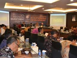 Seorang nelayan berjalan di dasar danau limboto yang mengering di kabupaten gorontalo, senin, 12 agustus 2019. Berita Apkasi