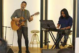 Deras hatiku berdetar / di langit aku terlihat kamu / terang malam, teman kita / dengan angin meniup sayu / ku petik gitar akustik ini / dengan harapan dia mendengar / melodi indah Jangan Menangis Kolaborasi Pertama Aizat Amdan Faizal Tahir Hiburan Mstar