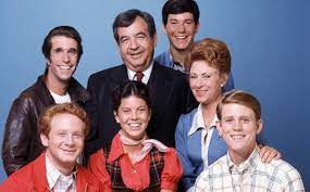 Those were the days of the 1950's.filled with innocence and the promise of even better days to i've always thought happy days is one of the best shows ever. Happy Days 45 Anni Fa Debuttava La Serie Sky Tg24
