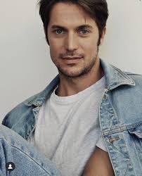^ эмили в париже heartthrob лукас браво об адаптации к славе в карантине. Lucas Bravo Pretty Men Imaginary Boyfriend Emily In Paris