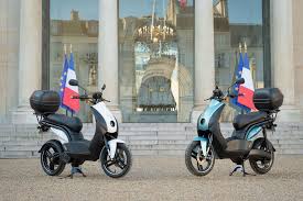 Fietsen en brommers scooters | peugeot 120 resultaten voor 'peugeot scooter'. L Image Du Jour Emmanuel Macron Pourra S Echapper De L Elysee En Scooter Electrique Peugeot
