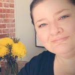 Elizabeth Topliff's Instagram, Twitter & Facebook