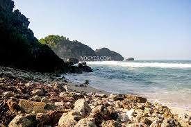 Untuk dapat menikmati keindahan pantai karang bolong anyer, pengunjung dipungut biaya masuk sebesar rp. Pantai Watu Bolong Tempat Wisata Di Gunungkidul