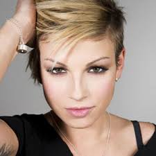 Emma marrone, giudice illuminato in trench dorato. Emma Marrone Nachrichten Videos Audios Und Fotos Mediamass