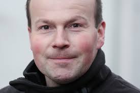 Ticker: Kran hebt Sturm-Tannen über Haus