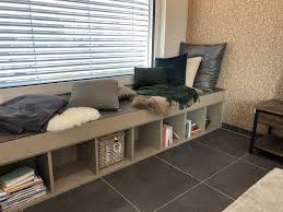 Sitzbank Vor Einem Fenster Mit Offenem Regal Wohnung Einrichten Ideen Wohnung Einrichten Sitzgelegenheiten