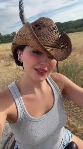 Rae Schubert's Instagram, Twitter & Facebook