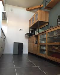 こんにちは ごめんなさい 画像汚すぎて撮り直しました 先ほどいいねしてくださった方すみません 我が家はキッチンバッグの棚は造作棚の予定でしたが高すぎてコスト削減 お正月に アデペシュ さんでダイニングテーブル チェア picの奥の食器棚