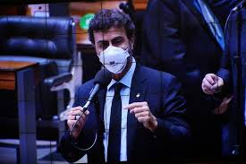 Pelo mesmo estado foi deputado estadual por três mandatos consecutivos e presidiu a comissão de. Freixo Diz Que Festa De Castro E Absurdo E Governador Pede Desculpa Politica Valor Economico