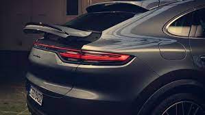 Aufgemachte Klappe Des Kofferraums Von Porsche Cayenne Coupe In Graum Mit Modernen Rucklichtern Porsche Cayenne Coupe Porsche