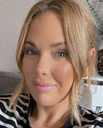 Karen Janas's Instagram, Twitter & Facebook