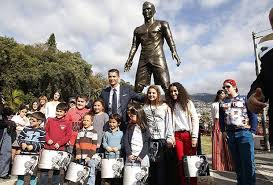 Madeiran artist emanuel santos spent three weeks creating the statue as part of the celebrations to mark the. Cristiano Ronaldo Statue Mit Pikantem Detail