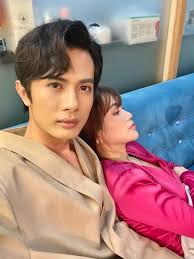 Trước khi quyết định đường ai nấy đi, cặp đôi vinh râu và lương minh trang rất được lòng người hâm mộ bởi hành trình 6 năm yêu và về chung một nhà đầy ngọt ngào. Vinh Rau Tiáº¿p Tá»¥c Ca Khá»‹a Khung áº£nh Lang Máº¡n Cá»§a Huá»³nh PhÆ°Æ¡ng Netizen Viá»‡t Giáº£i Tri