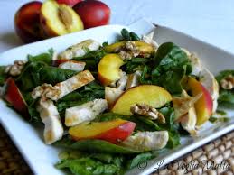 Insalata fresca con petto di pollo, insalata di mais, cetriolo, avocado e pomodoro. La Voglia Matta Insalata Di Pollo Grigliato Con Pesche Nettarine Spinaci Noci E Vinaigrette Al Basilico