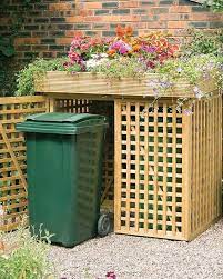 A neat wooden box like this will discreetly store your bins whether in the front or back garden. Solucao Interessante Para Esconder O Carrinho Container De Lixo Curtiram Fonte Hgtv Ideiasdiferentes Confiram D Building A Shed Lawn Equipment Shed Plans