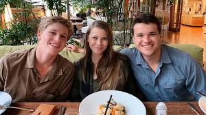 Bindi irwin honored her late dad steve in the most beautiful way at her wedding. Susses Babyupdate Schwangere Bindi Irwin Ist In 26 Woche Promiflash De