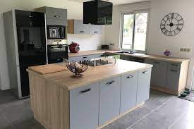 grande cuisine gris clair et bois avec bel ilot central et meubles tournes vers le salon pou cuisine grise et bois cuisine grise clair peinture meuble cuisine