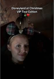 Disneyland at Christmas is next level 🎄♥️🫶🏻 #disneyland #disneyparks  #christmasdisney #club33 #club33disneyland