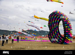 Competitors fly a big kite at a kite flying contest held at Lulanqingsha  scenic spot in Daishan county, Zhoushan city, east Chinas Zhejiang  province Stock Photo - Alamy