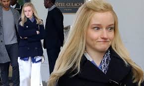 Netflix is adapting a new york magazine article about the story. Ozark S Julia Garner Channels Pseudo Socialite Anna Delvey On Set Of Netflix S Inventing Anna In Nyc Daily Mail Online