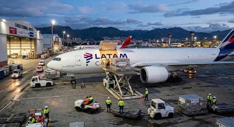 La demanda de carga aérea global aumentó 6% en mayo