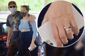 Halsey'in türklere ilgisi son olarak sevgilisiyle tekrar ortaya çıktı. Pregnant Halsey Wears Ring While Out With Boyfriend Alev Aydin