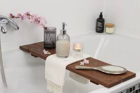 Eine gute hundebadewanne, in welcher sie ihren hund baden können, sollte. Diy Badenwannenablage Aus Holz Einfach Selber Bauen Diycarinchen Diy Blog