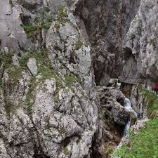 Um nach unten in die klamm zu sehen. Qexavsgszyv00m