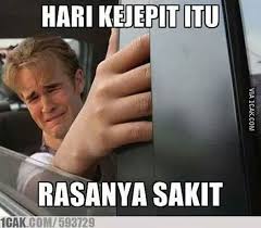 Gigi terasa sakit, linu, gusi radang, demam, sakit kepala. Meme Curhatan Masih Kerja Di Hari Kejepit