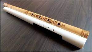 Musik khas minang sendiri mempunyai kaitan erat dengan musik khas melayu yang banyak menggunakan alat musik seperti rabab, gandang, saluang, serunai, dan talempong. 7 Alat Musik Tradisional Minangkabau Lengkap