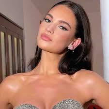 Lily James troque sa chevelure brune pour un blond éclatant