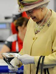 The Queen Gets Behind The Scenes Look At Commonwealth Games Venues Queen Elizabeth And Prince Phillip Queen Hat Hm The Queen