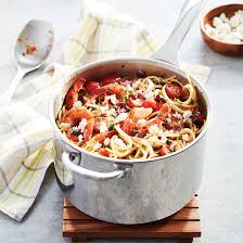 Recette De Spaghettis Aux Crevettes Aux Tomates Et Au Feta Coup De Pouce One Pot Pasta Recipes Food