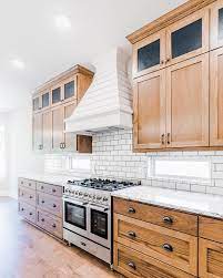 See more ideas about oak cabinets, slate flooring, apartment bathroom. Moderne Bauernhauskuche Mit Massgefertigten Eichenschranken Weisser Schiffshaube Und Weiss Kitchen Cabinet Styles Farmhouse Style Kitchen Stained Kitchen Cabinets