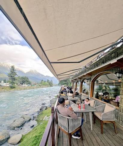 Best Cafés in Kashmir (2026 Guide) – Srinagar, Pahalgam & Dal Lake