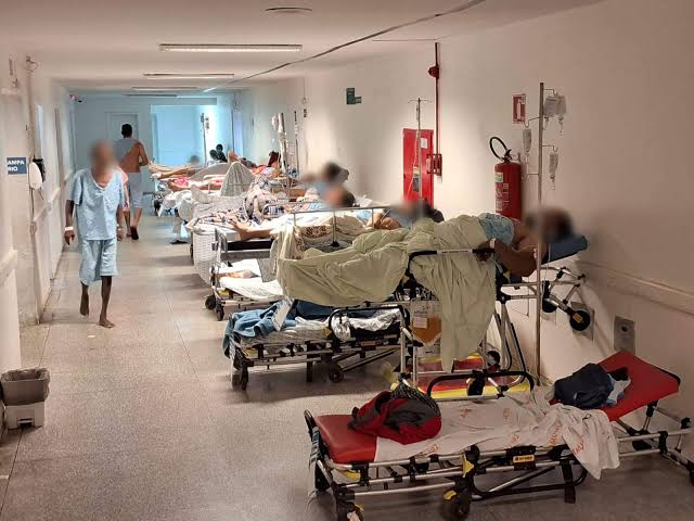 Imagens mostram corredores lotados de pacientes em macas na Santa Casa -  Capital - Campo Grande News