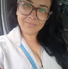 obligar a alguien a cambiar, es como perfumar una caca" --Una frase que me  encontré y que le encuentro mucho sentido-- Todo cambio en la pareja se  produce de manera voluntaria y