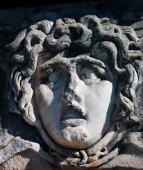 Ilk Basta Medusa Cok Guzeldi Ama Hera Medusa Nin Envious I Yuzunden Yilan Sacli Keskin Disleri Olan Bir Disi Canavar Ve Cirkin Kadin Medusa Canavarlar Heykel